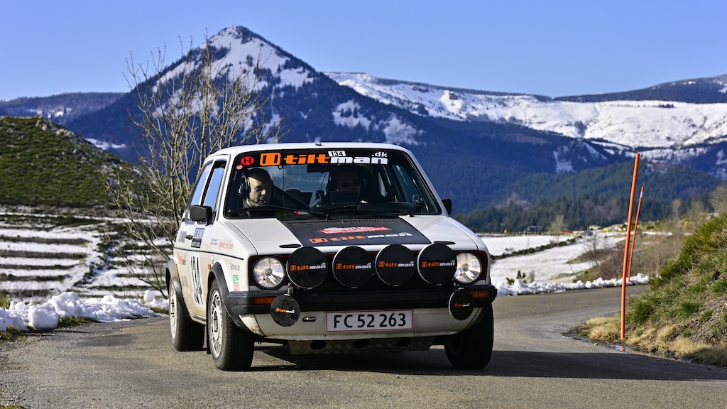 Endnu en super dag i bjergene for Kim Kjærsgaard Frandsen og Kristian Flensbak Jørgensen. De har nu kørt deres VW Golf GTI fra 1979 op fra nr. 21 til nr. 12 i Rallye Monte-Carlo Historique.
(Foto: Michael Eisenberg)